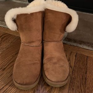 Ladies Bailey Button Short Ugg Boots in Chestnut